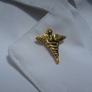 Gouden Caduceus Lapel Pin- CC599G- Apotheek, Geneeskunde, Ziekenhuis, en Wellness Spelden