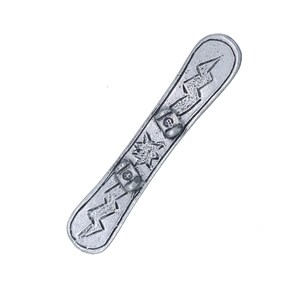 Puede incluir: Un snowboard de metal plateado con un dise&ntilde;o de rayo y detalles de estrellas. El snowboard tiene dos fijaciones negras.