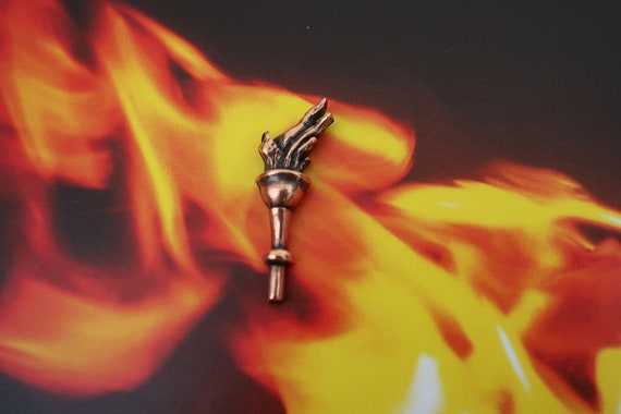 Kupfer Fackel Anstecknadel - CC406C - Symbol für Wissen, Beleuchtung, Ceremonially, Licht, Öllampe, Tallow, Flamme, Leichte Flammenstifte