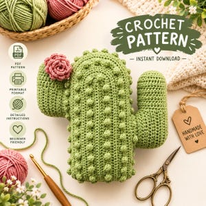 Puede incluir: Un patrón de ganchillo para un cactus verde con una flor rosa, con el texto CROCHET PATTERN INSTANT DOWNLOAD, PDF PATTERN, PRINTABLE FORMAT, DETAILED INSTRUCTIONS, BEGINNER FRIENDLY y HANDMADE WITH LOVE en una etiqueta marrón.
