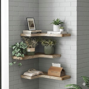 Peut inclure: Ensemble de trois tasses en céramique avec une finition mate et mouchetée. Les tasses sont de couleur crème, gris clair et gris foncé. Chaque tasse a un design simple et minimaliste.