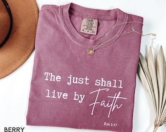 Camiseta Comfort Colors® con la frase "El justo vivirá por la fe" / Camiseta con versículos cristianos