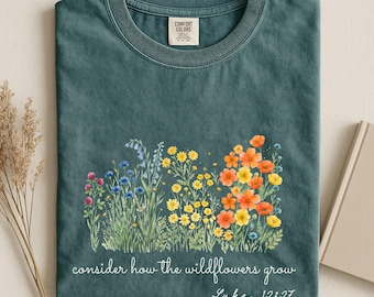 Considera cómo crecen las flores silvestres, Camiseta Comfort Colors® / Versículo bíblico floral, Fe cristiana