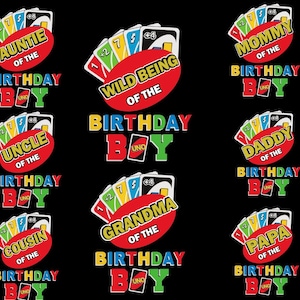 Può includere: Uno sfondo nero con vari disegni per una festa di compleanno. Ogni disegno presenta le parole "BIRTHDAY BOY" in colori vivaci, con frasi come "AUNTIE", "UNCLE", "COUSIN", "MOMMY", "DADDY" e "PAPA". Ogni disegno include un mazzo di carte UNO.