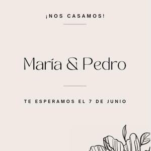 Puede incluir: Una invitación de boda con fondo crema e ilustraciones florales negras en la parte superior e inferior. El texto dice "¡NOS CASAMOS!" encima de "María & Pedro" y "TE ESPERAMOS EL 7 DE JUNIO".
