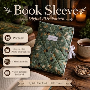 Op de afbeelding: Een gewatteerde groene boekenhoes met een botanisch patroon, vastgebonden met een wit lint. De afbeelding bevat de tekst "Book Sleeve Digital PDF Pattern". Extra tekst geeft aan dat het patroon printbaar is, foto-instructies, 6 maten en een video tutorial bevat.