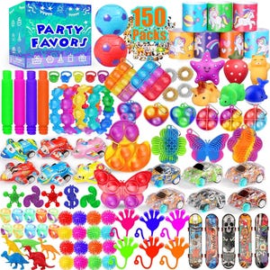 Puede incluir: Una colección de recuerdos para fiestas, que incluye una caja con la etiqueta "PARTY FAVORS", pop-its coloridos, coches de juguete, juguetes sensoriales y mini monopatines. La imagen presenta una variedad de colores y formas.