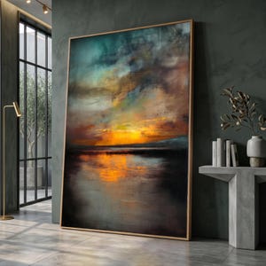 Könnte beinhalten: Ein großes rechteckiges Wandbild mit einer abstrakten Landschaftsmalerei, die einen leuchtend orangefarbenen Sonnenuntergang über einem dunklen, reflektierenden Gewässer zeigt, gerahmt in einem dünnen Holzrahmen mit blaugrünen und grauen Wolken.