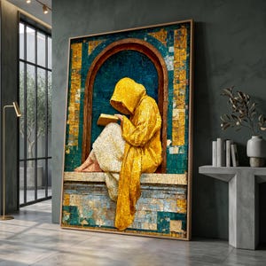 Könnte beinhalten: Ein gerahmter Wandkunstdruck, der eine Figur in einem leuchtend gelben Kapuzenumhang zeigt, die in einem Steinbogen sitzt und ein Buch liest. Der Hintergrund besteht aus einem Mosaikmuster in Blau-, Petrol- und Goldtönen mit Textur.