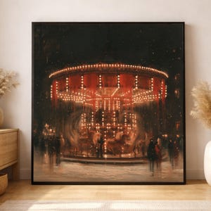 Può includere: Una stampa artistica da parete quadrata incorniciata che raffigura una giostra illuminata da calde luci dorate di notte. La scena presenta accenti rossi, figure sfocate dal movimento e un terreno innevato in un'atmosfera scura e suggestiva.