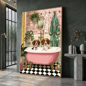 Peut inclure: Une œuvre encadrée représente deux chiens dans une baignoire rose remplie de bulles. La salle de bain comprend un peignoir vert, du papier peint floral et un sol à carreaux noir et blanc. Les chiens ont du pelage brun et blanc.