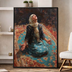 Mujer orando sobre una colorida alfombra persa en lienzo, arte mural de momento espiritual, decoración del hogar sobre fe y devoción, impresión cultural en lienzo