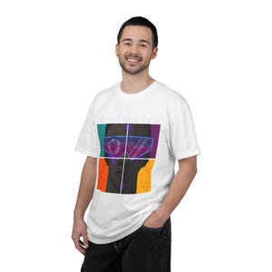 Könnte beinhalten: Weißes T-Shirt mit einem grafischen Design einer Person mit futuristischen Brillen. Das Design ist in vier farbige Quadrate unterteilt: Türkis, Lila, Orange und Gelb. Das Wort "AUTHENTIC" ist über der Grafik aufgedruckt.