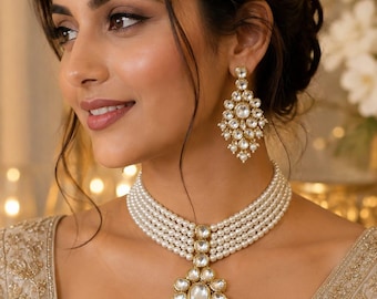 Conjunto de colar choker Kundan multicamadas com pérolas brancas e brincos combinando, conjunto de joias indianas para noivas e festas com pérolas para mulheres.