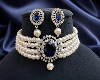 Conjunto de colar choker vintage inspirado em pérolas azuis safira, com quatro camadas de pérolas, majestosa pedra central azul safira e brincos combinando.