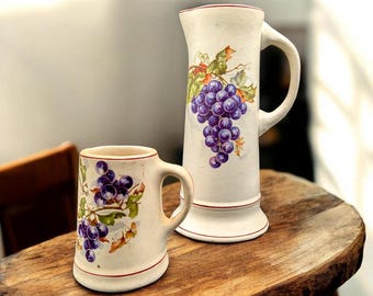Jarra y taza de cerámica Roseville Pottery antigua con diseño de uvas, estilo crema, anterior a 1910.