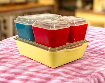 Juego de recipientes para refrigerador Pyrex Serie 500 vintage con tapas / Tapas de diferentes estilos: acanaladas y lisas / Colores primarios / Almacenamiento de vidrio