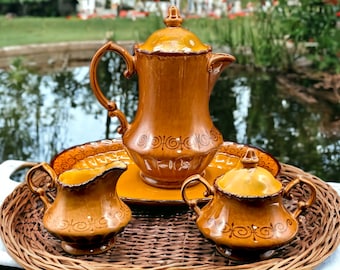 Juego de cafetera Metlox MCM: Cafetera color beige y crema, bandeja, jarra para crema, azucarero.