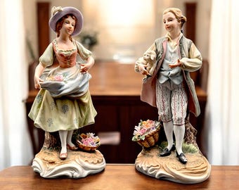 Par de figuras de porcelana antiguas: hombre y mujer de la época colonial, pintadas a mano por Andrea Sedek, Japón. 21,5 cm de altura.
