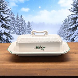 Nikko &quot;Classic Collection&quot; Christmastime Octagon Butter Dish with Lid Holly Motif Porcelain 7 3/5 Inches Across Pristine Condition