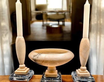 Candelabros de alabastro liso y pulido de 28 cm y cuenco de 26 cm, elegantes y neoclásicos, sobre bases de cristal.