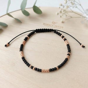 Minimalistiskt armband i svart och guld, elegant pärlsnoddsarmband för henne, dagliga staplingssmycken, omtänksam present till bästa vän syster