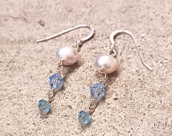 Boucles d'oreilles pendantes cristaux bleus et perles roses