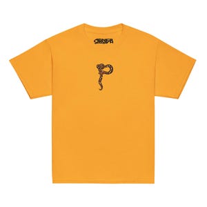 Könnte beinhalten: Senfgelbes T-Shirt mit einem kleinen Schlangenmotiv auf der Vorderseite. Die Schlange ist braun und schwarz mit roter Zunge. Das Wort "SIBNER" ist in Schwarz auf dem Kragen aufgedruckt.