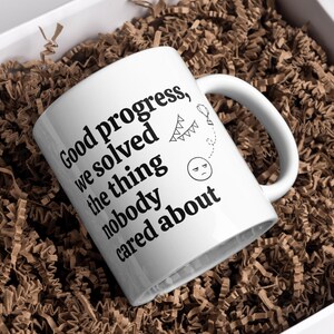 Taza divertida para la oficina, humor corporativo, taza con mensaje para resolver problemas.