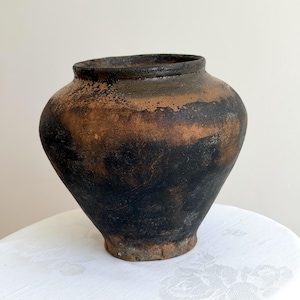 Antigua olla de barro negro