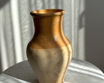 Vase fait main en céramique émaillée beige