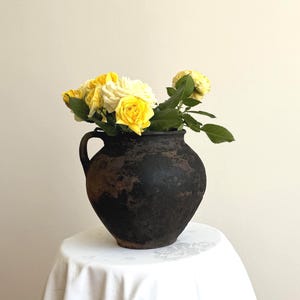 Maceta de barro Wabi Sabi negra y beige con asa