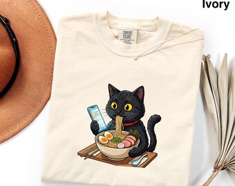 Cat Rahmen Unisex T-shirt, Cat Eating Ramen Funny Shirt, Graphic Tee for Cat Lovers, Cool Casual Cat Print Shirt, Vintage Kitty Top