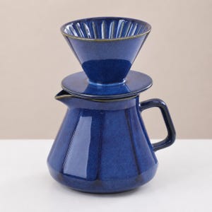Djupblå glaserad keramisk kaffeset med pour over-funktion, 600 ml servering, räfflad droppkanna