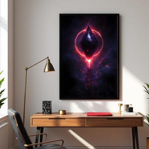 Op de afbeelding: Een ingelijste kunstdruk met een donker, abstract ontwerp. Het kunstwerk toont een geometrische kristalvorm in een gloeiende rode cirkel, tegen een achtergrond van diepe blauw- en paarse tinten. De print wordt boven een houten bureau weergegeven.