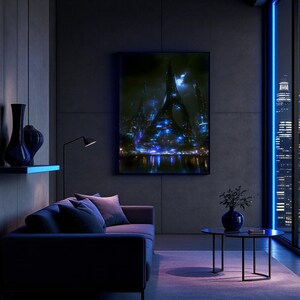 Puede incluir: Un salón moderno con una combinación de colores oscuros. Una obra de arte enmarcada que representa una ciudad futurista cuelga sobre un sofá gris con cojines azules. Una pequeña mesa negra sostiene un jarrón azul con vegetación.