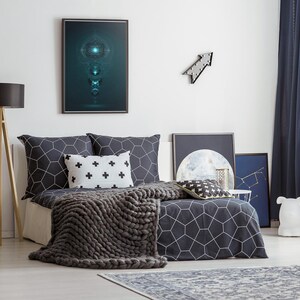 Può includere: Una tazza di ceramica bianca con manico nero e la scritta "But First, Coffee" in nero, in grassetto. La tazza è probabilmente di dimensioni comprese tra 310-425 ml, perfetta per una bevanda mattutina.