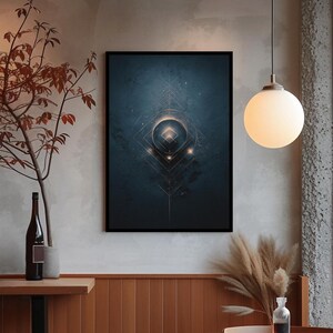 Puede incluir: Impresión artística abstracta en un marco negro. La obra presenta formas y líneas geométricas en dorado sobre un fondo azul oscuro. La impresión se exhibe en una habitación con un ambiente cálido, con una lámpara colgante y elementos decorativos.