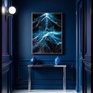 Könnte beinhalten: Ein Flur mit marineblauen Wänden, einem silbernen Konsolentisch und einem gerahmten Kunstwerk, das eine Himmelslandschaft darstellt. Zwei blaue Vasen stehen auf dem Tisch. Ein marineblauer Teppich und weißer Marmorboden vervollständigen den Raum. Eine Wandleuchte mit rundem Licht befindet sich links.