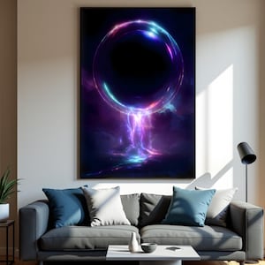 Könnte beinhalten: Ein großer, gerahmter Kunstdruck mit einem abstrakten Design. Ein leuchtender, mehrfarbiger Ring dominiert die Mitte, mit violetter und blauer Energie darunter. Das Kunstwerk hängt über einem grauen Sofa mit blauen und weißen Kissen.