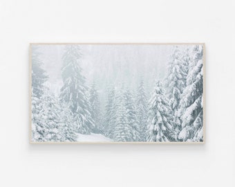 Könnte beinhalten: Ein gerahmtes Foto einer verschneiten Waldszene. Die Bäume sind mit weißem Schnee bedeckt und die Luft ist mit leichtem Nebel gefüllt. Das Bild ist in einem hellen Holzrahmen.