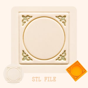 Può includere: Una piastrella quadrata color bianco sporco con un rientro circolare centrale e decorazioni angolari con accenti verde chiaro. Il testo STL FILE è stampato sotto. Sono mostrate una versione più piccola e una versione arancione.
