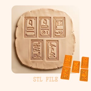 Puede incluir: Una masa de color marrón claro con seis impresiones rectangulares de jeroglíficos. Seis cortadores de galletas de plástico naranja con jeroglíficos están a la derecha. El texto "STL FILE" está en la parte inferior.