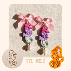 Könnte beinhalten: Ohrringe mit Seepferdchen-Motiv, rosa Schleifen, lila und grüne Anhänger und Perltropfen. Das Bild zeigt auch einen Seepferdchen-Stempel und ein 3D-gedrucktes Seepferdchen-Design. Der Text "STL FILE" ist sichtbar.