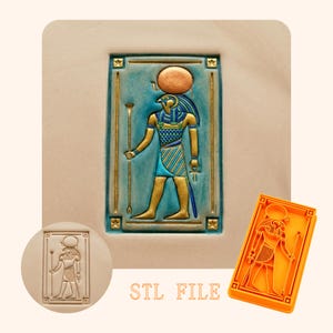 Op de afbeelding: Een gedetailleerde afbeelding van een Egyptisch reliëf met de god Horus, weergegeven in goud, blauw en turkoois. Het reliëf staat tegen een lichtbeige achtergrond. Een oranje 3D-geprinte mal en een ronde stempel van hetzelfde ontwerp zijn ook afgebeeld. De tekst "STL FILE" is aanwezig.