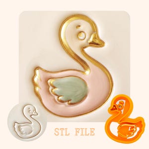 Könnte beinhalten: Eine digitale Illustration eines Schwans mit blassrosa Körper, salbeigrünem Flügel und goldenen Umrissen. Enthalten sind eine weiße Prägestempel-Version und eine orangefarbene Kunststoff-Ausstechform, mit dem Text STL FILE in der Mitte.