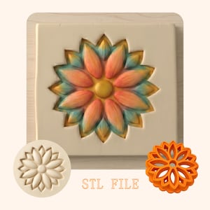 Puede incluir: Un diseño floral con pétalos naranjas, amarillos y turquesas está tallado en una superficie cuadrada de color beige claro. También se muestra una flor naranja impresa en 3D y una flor blanca. El texto "STL FILE" está impreso en naranja.