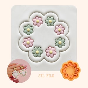 Puede incluir: Una taza de cerámica blanca con un asa negra y el texto "But First, Coffee" en negrita negra. La taza se encuentra sobre un fondo borroso, sugiriendo un ambiente acogedor.