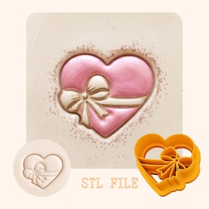 Puede incluir: Un diseño en forma de corazón rosa con un lazo blanco, presentado en un molde y un cortador. El diseño está en relieve sobre una superficie clara, con el texto "STL FILE" debajo. El cortador es naranja.