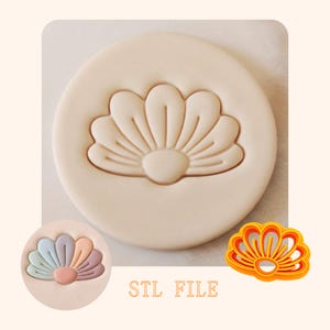 Può includere: Un tagliabiscotti beige a forma di ventaglio o fiore stilizzato. Il disegno è premuto in un impasto rotondo. Il testo "STL FILE" è stampato in arancione sotto.